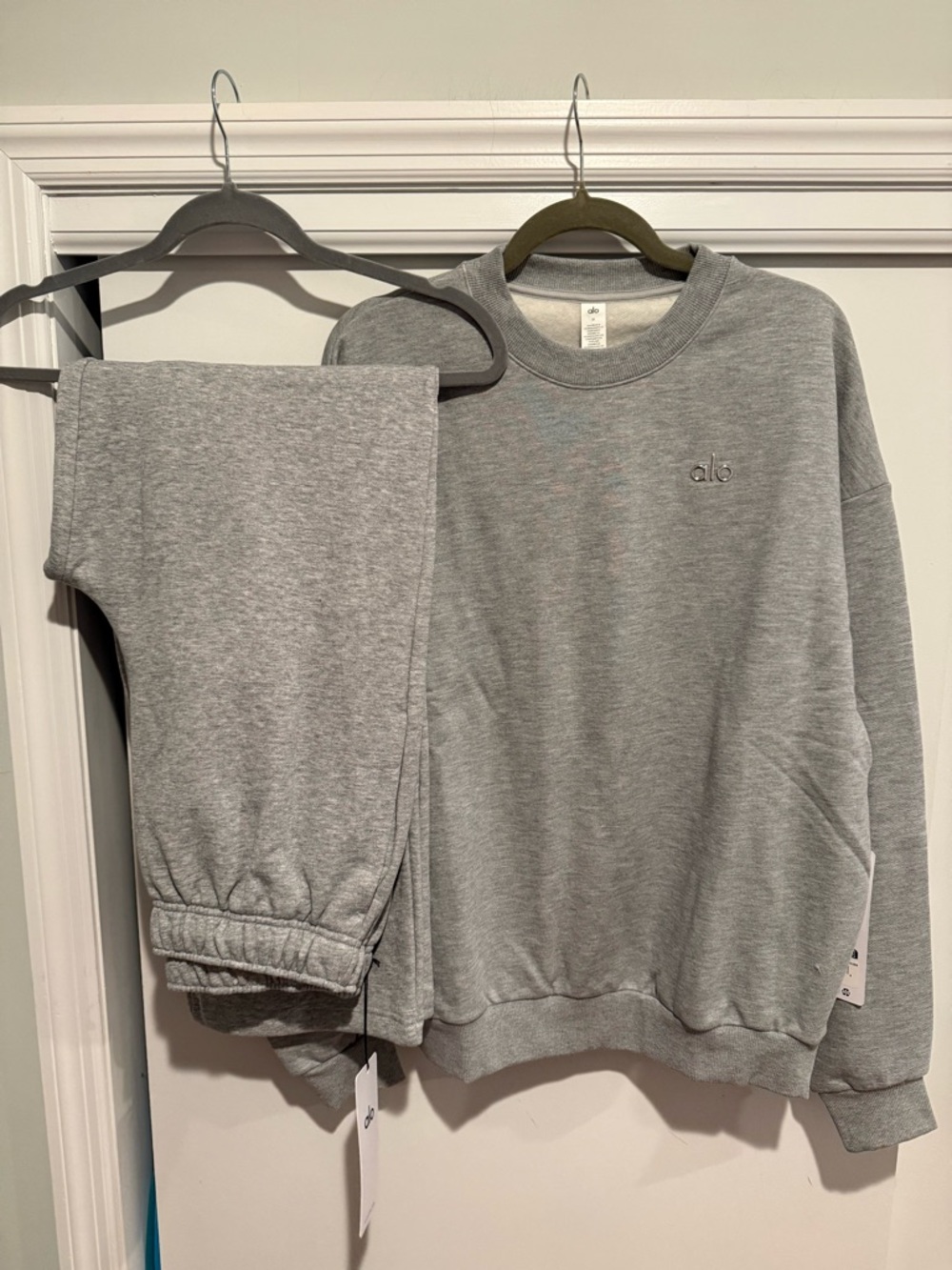 Alo Accolade Sweat SET NWT Medium Heather Gray Straight Leg and Crewneck I
